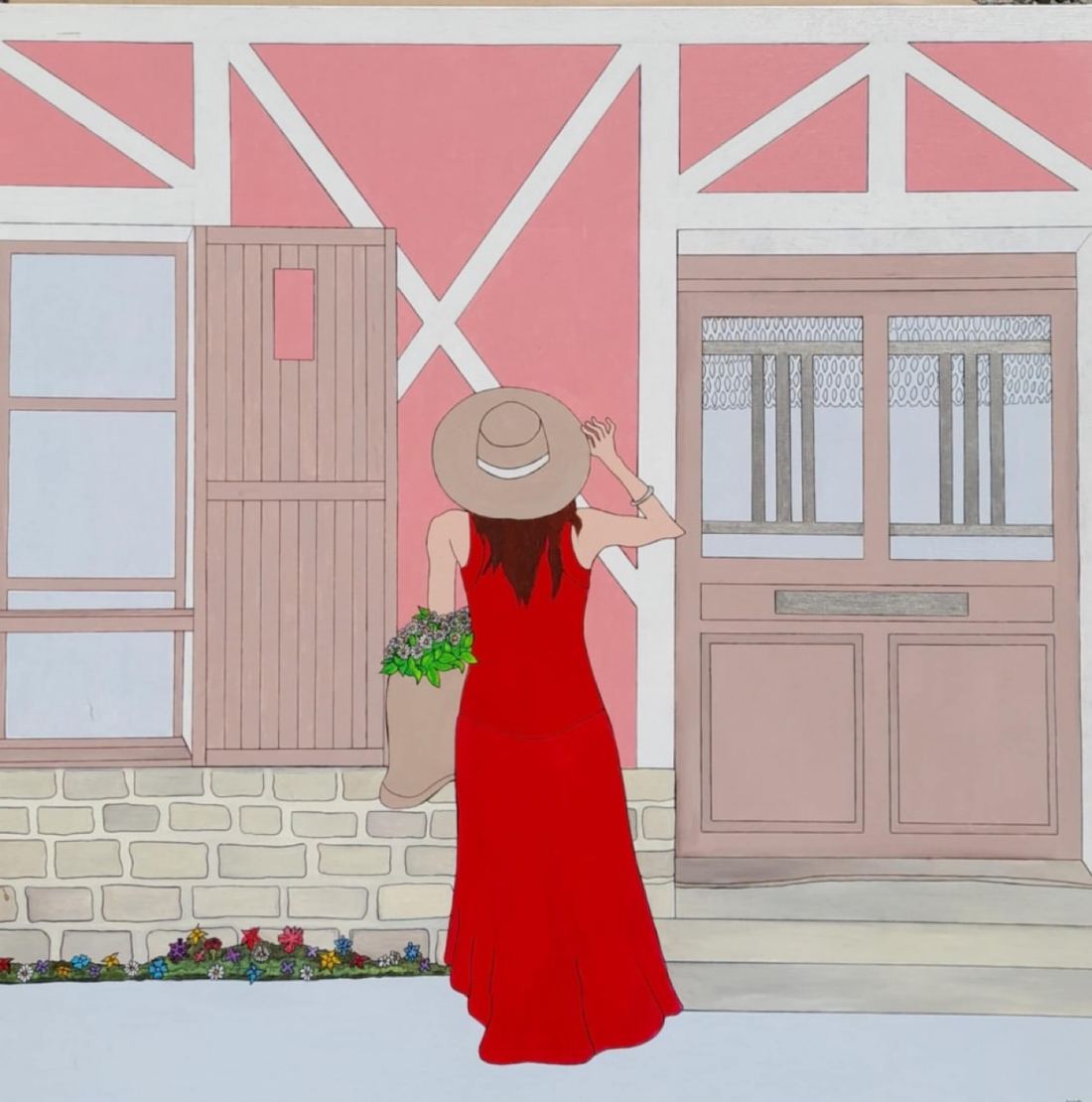 Femme de dos en robe rouge et chapeau, façade rose à colombages.