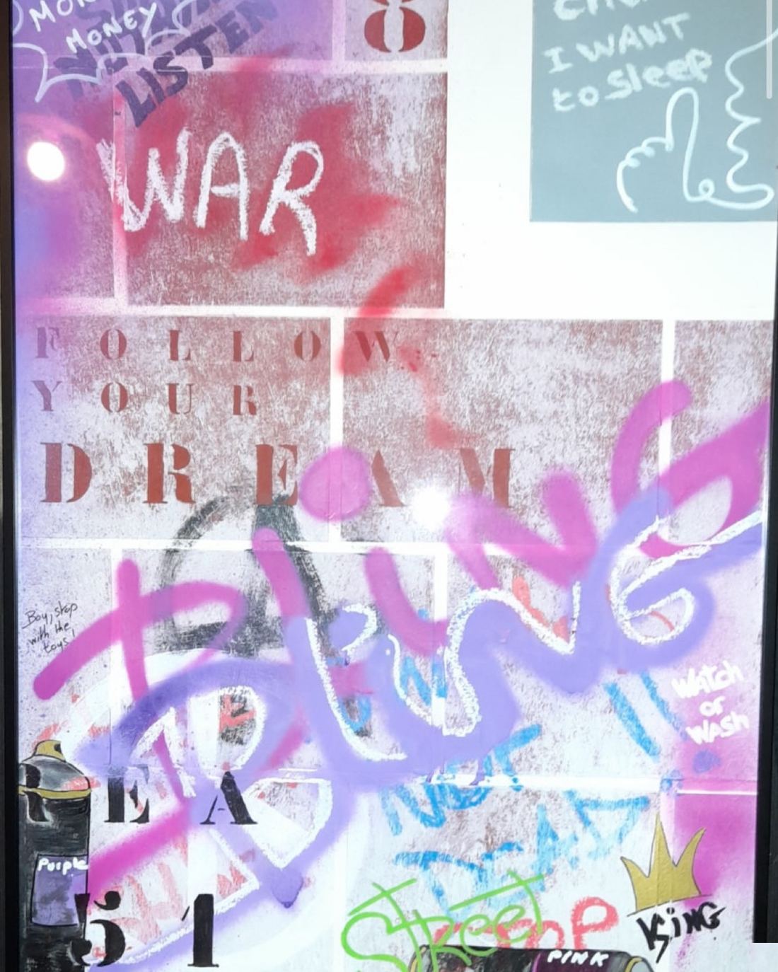 Collage urbain War, Follow Your Dream, tags violets bling.